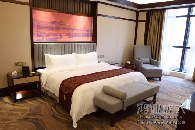 恰当的酒店家具元素，让房间散发古雅而清新的魅力。